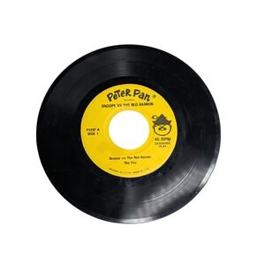 Peter Pan Records Snoopy vs The Red Barron The Fox 45 RPM Vinyl 7 Peanuts Vtg